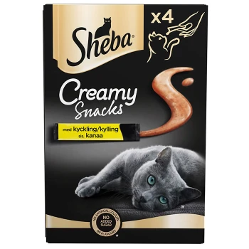 Sheba Creamy Snacks Verpackung mit einer grauen Katze, die liegt, mit einem cremigen Snack-Wirbel und Text, der den Geschmack Huhn und keinen zugesetzten Zucker angibt.