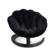 Schwarzes, plüschiges Kunstpelz-Muschel-Haustierbett mit gebogener Wippbasis und kleinem Logo an der Vorderseite der Basis.