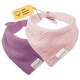 Zwei Haustierbandanas in Pink und Lila, aus 100% natürlicher Baumwolle, mit einem Etikett, das den Stofftyp angibt.