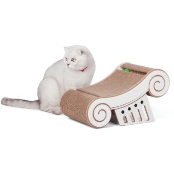 Design-Kratzmöbel Athena Eine flauschige weiße Katze mit grünen Augen sitzt neben einem stilvollen Kratzbaum mit einem geschwungenen Design und einem grünen Ballspielzeug.