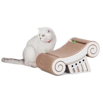 Eine flauschige weiße Katze mit grünen Augen sitzt neben einem stilvollen Kratzbaum mit einem geschwungenen Design und einem grünen Ballspielzeug.