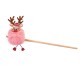 Ein rosa flauschiges Katzenspielzeug mit einem Rentier mit Geweihen und einem Weihnachtsmannhut, befestigt an einem Holzstab.