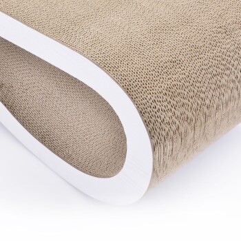 Katzekratzbaum mit geschwungenem Design, mit einer strukturierten beigen Oberfläche und einem weißen Rand.