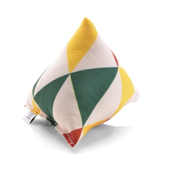Buntes dreieckiges Haustierspielzeug mit einem geometrischen Muster in Gelb, Grün, Rot und Creme, entworfen für verspielte Haustiere.