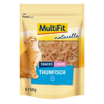 Verpakking van kattensnacks met een speelse oranje kat, gelabeld 'MultiFit naturelle Snacks Junior Thunfisch' met een blauwe achtergrond.