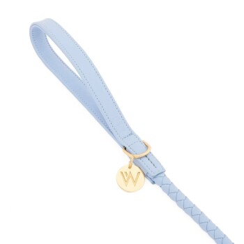 Helle blaue Haustierleine mit einem geflochtenen Design und einem goldenen runden Anhänger mit dem Buchstaben "W."
