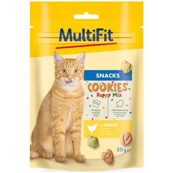 Eine verspielte orangefarbene Katze leckt sich die Lippen vor einer bunten Snackverpackung "MultiFit Cookies Happy Mix" mit Hähnchen- und Katzenminze-Leckereien.