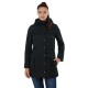 Eine Frau trägt eine stilvolle schwarze Regenjacke mit Kapuze, die mit Reißverschlusstaschen und einem Knopfverschluss ausgestattet ist, kombiniert mit blauen Jeans.