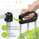 Haustier-Tür mit einer Hand am schwarzen Griff. Merkmale: einfach für Erwachsene, öffnet in Fahrtrichtung, verriegelt bei 90°, schließt automatisch mit einem Druck.