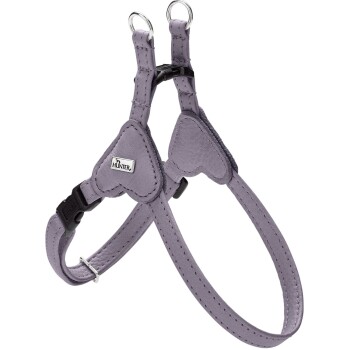 Lavendelfarbenes, gepolstertes Hundegeschirr mit herzförmigen Brustpolstern, Metallringen und -schnallen sowie kleinem 'HUNTER'-Anhänger.