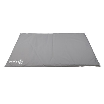 Graues Haustierbett mit dem Logo "DISTRICT70" in Weiß, mit einem einfachen, flachen Design, geeignet für Hunde oder Katzen.