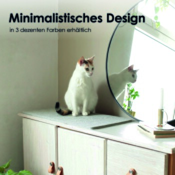 Eine gefleckte weiße Katze sitzt auf einer grauen Matte auf einem Schrank, reflektiert in einem runden Spiegel. Text: "Minimalistisches Design in 3 Farben."