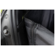 Nahaufnahme eines schwarzen Haustierträgers mit einem Reißverschluss und einem Klettverschluss, teilweise geöffnet, der den Innenstoff zeigt.