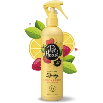 Gelbe Sprühflasche beschriftet mit 'Pet Head for Cats Dry Clean Spray Lemonberry mit Zitronenöl', umgeben von Zitronen- und Erdbeer-Grafiken.