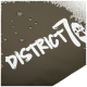 Nahaufnahme eines wasserdichten Haustierbettes mit dem Text 'DISTRICT70' und einem Pfotenabdruck, mit Wassertropfen auf einer dunkelgrünen Oberfläche.