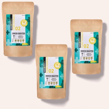 Drei Tüten Tierfutter mit der Aufschrift "Immun Kräuter" in blau-grünem Design, mit einem gelben Siegel und Nährwertangaben.
