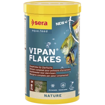 Behälter mit Sera Vipan Flakes Fischfutter für Zierfische, 210g, mit Bildern von zwei bunten Fischen und Produktdetails.