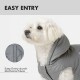 Ein grauer Hund in einer stylischen Pufferjacke mit Kapuze. Text lautet "Sportlich" und "Die Kapuze kann durch einen Knopf befestigt werden."