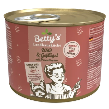 Dosen-Hundefutter, beschriftet mit "Betty's Landhausküche Wild & Geflügel mit Preiselbeeren," mit einer Frau, die einen Löffel hält, und einer Hundillustration.