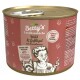 Dosen-Hundefutter, beschriftet mit "Betty's Landhausküche Wild & Geflügel mit Preiselbeeren," mit einer Frau, die einen Löffel hält, und einer Hundillustration.