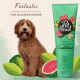Ein flauschiger brauner Hund sitzt neben einer grünen Tube Pet Head Furtastic Knot Detangler Conditioner, mit Wassermelonen- und Sheabutter.