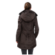 Eine Frau trägt eine dunkelbraune wasserdichte Jacke mit Kapuze, von hinten gesehen, die den Kordelzug in der Taille und das Logo-Detail zeigt.
