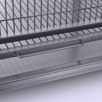 Nahaufnahme eines grauen Metallregals für Haustierkäfige mit einem Drahtgitterdesign und einem Griff für einfachen Zugang.