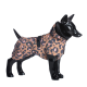 Ein schwarzes Hundemanikin, das einen stilvollen Regenmantel mit Leopardenmuster und einem Kragen sowie Schnallen-Details trägt.