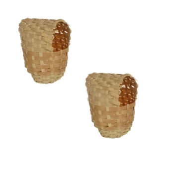 Zwei geflochtene Korb-Haustierkörbe, einer leicht geneigt, mit natürlichem Bambusfinish und offenem Oberdesign.