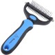 Ein Haustierpflege-Rechen mit einem ergonomischen Griff in Schwarz und Blau, ausgestattet mit Metallzähnen zum Entfilzen und Entwirren von Fell.