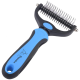 Ein Haustierpflege-Rechen mit einem ergonomischen Griff in Schwarz und Blau, ausgestattet mit Metallzähnen zum Entfilzen und Entwirren von Fell.