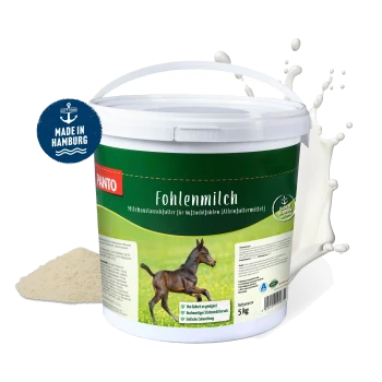 Behälter mit Panto Fohlenmilch, einem Fohlenmilchersatz, 5 kg, mit einer Grafik eines rennenden Fohlens und dem Etikett "Hergestellt in Hamburg".