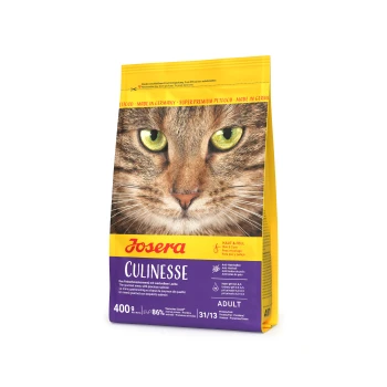 Katzenfuttertüte mit einer Nahaufnahme des Gesichts einer Katze, beschriftet "Josera Culinesse," hebt Zutaten und Vorteile für Haut und Fell hervor.