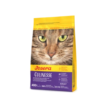 Katzenfuttertüte mit einer Nahaufnahme des Gesichts einer Katze, beschriftet "Josera Culinesse," hebt Zutaten und Vorteile für Haut und Fell hervor.