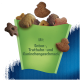 Dierensnacks in verschillende vormen, met een groen label met de tekst 'Mit Enten-, Truthahn- und Kaninchengeschmack' tegen een blauwe achtergrond.