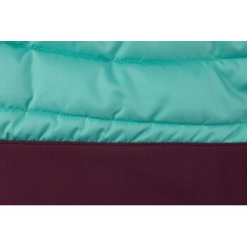 Nahaufnahme einer Haustierjacke mit einem türkisfarbenen oberen Abschnitt und einem dunkelburgunderfarbenen unteren Abschnitt, die ein gestepptes Design zeigt.