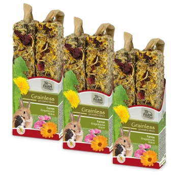 Drei Pakete JR FARM Getreidefreie Haustierfutter-Sticks, mit getrockneten Blumen und Kräutern, mit Bildern eines Kaninchens und eines Meerschweinchens auf der Vorderseite.