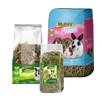 Trois produits alimentaires pour animaux de Multifit : un grand sac de litière en paille, un sac de 600 g de nourriture pour lapins sans céréales, et un sac de 300 g d'herbes de jardin.