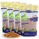 Getrocknete Mehlwürmer in einer "100% natürlichen," "hochwertigen Protein," und "reich an Vitaminen" Lyra Pet Nature Power-Tüte, mit einem kleinen Haufen davor.
