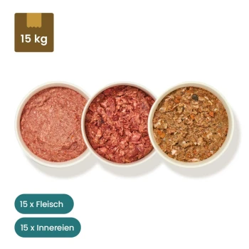 Gefrorene Tiernahrungsverpackungen mit Etiketten, einschließlich 28 Rind- und 2 Geflügeloptionen, die neben Schalen mit rohem Fleisch angezeigt werden.