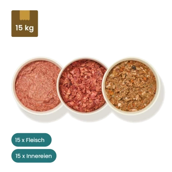 Gefrorene Tiernahrungsverpackungen mit Etiketten, einschließlich 28 Rind- und 2 Geflügeloptionen, die neben Schalen mit rohem Fleisch angezeigt werden.