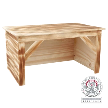 Holztisch für Haustiere mit natürlicher Oberfläche, mit stabilen Beinen und Querverstrebungen, begleitet von einem Siegel für Tierschutzkonformität.