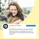 Eine Frau hält einen Hund und lächelt, während eine Bewertung darunter angezeigt wird. Die Bewertung lobt ein Haustierfutter, das von einem wählerischen Esser schnell konsumiert wird.