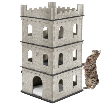Filz Katzenburg Felty Fort Ein grauer katzenförmiger Kratzbaum in Schlossform mit drei Ebenen und mehreren Öffnungen, mit einer verspielten getigerten Katze, die danach greift.