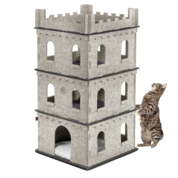 Ein grauer katzenförmiger Kratzbaum in Schlossform mit drei Ebenen und mehreren Öffnungen, mit einer verspielten getigerten Katze, die danach greift.