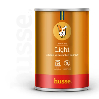 Eine Dose Husse "Light" Hundefutter mit Hühnerstückchen in Soße, mit Gewichtsmanagement und ohne künstliche Farben oder Aromen.