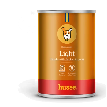 Eine Dose Husse "Light" Hundefutter mit Hühnerstückchen in Soße, mit Gewichtsmanagement und ohne künstliche Farben oder Aromen.