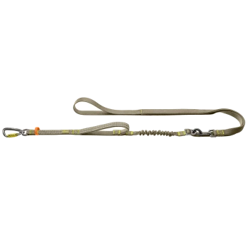 Beige-khakifarbene Hundeleine mit Schlaufengriff, bungee-stoßdämpfendem Abschnitt, Metallkarabiner-Clips und gelben aufgenähten Etiketten.