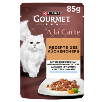 Purina Gourmet A la Carte 85g Katzenfutterbeutel, weiße langhaarige Katze, Teller mit Nassfutter, Text 'Rezepte des Küchenchefs.'