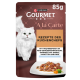 Purina Gourmet A la Carte 85g Katzenfutterbeutel, weiße langhaarige Katze, Teller mit Nassfutter, Text 'Rezepte des Küchenchefs.'